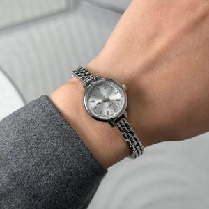 Minimal Silver Women&#39;s Watch – Elegant Bracelet Wristwatch – Classic Gift for Her – Simple Quartz Watch, Present for Her, Silver Colour
