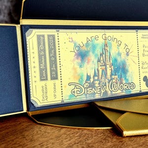 Personalisierte Disney Urlaubsticket Geschenk Disney Überraschung Reveal Geschenk für spezielle Ankündigung Reiseandenken mit Goldhalter-Umschlag