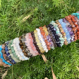 Pulsera de cristal con chips, pulsera curativa con piedras preciosas naturales, joyería bohemia hecha a mano, pulsera energética minimalista, regalo para mujeres y hombres.