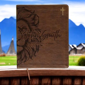 Biblia de León Personalizada – Biblia de Diario Grabada con Nombre de Familia – Biblia NVI Regalo para Esposo, Papá u Hombres Cristianos