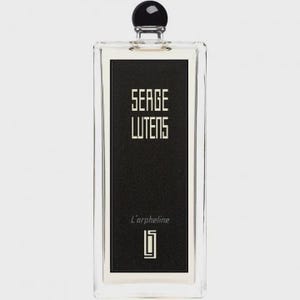 Peut inclure: Un flacon de parfum rectangulaire avec une étiquette noire portant le texte "SERGE LUTENS" en lettres blanches. En dessous, le texte "L'orpheline" est visible. Le flacon a un bouchon noir et un corps en verre transparent.