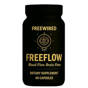 Könnte beinhalten: Eine schwarze Ergänzungsmittelflasche mit goldenem Etikett. Auf dem Etikett steht "FREEWIRED" über einem goldenen Augensymbol und darunter "FREEFLOW". Der Text "Blood Flow Brain Flow" und "DIETARY SUPPLEMENT 60 CAPSULES" sind ebenfalls sichtbar.