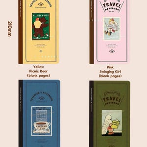 Puede incluir: Cuatro cuadernos ilustrados. Amarillo con un oso, rosa con una ni&ntilde;a en un columpio, azul con una taza de caf&eacute; y verde oscuro con un fantasma. Cada cuaderno mide 21 cm de alto y 11 cm de ancho.