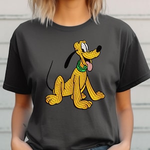 Puede incluir: Una camiseta gris oscuro con una imagen bordada de Pluto, un perro de dibujos animados de Disney.