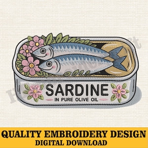 Puede incluir: Un diseño bordado de una lata de sardinas con dos peces, flores rosas y hojas verdes. La lata está etiquetada como "SARDINE IN PURE OLIVE OIL". El diseño es una descarga digital.
