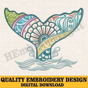 Może przedstawiać: Haftowany wzór ogona wieloryba w kolorze turkusowym, ze szczegółowym wzorem w odcieniach zieleni, niebieskiego, różu i żółci. Tekst "QUALITY EMBROIDERY DESIGN DIGITAL DOWNLOAD" znajduje się w żółtym banerze na dole.