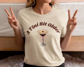 Camiseta de regalo de cumpleaños para Tini un poco mayor, camiseta de martini espresso, coqueta de martini espresso, regalo de cumpleaños para ella, camiseta de cumpleaños divertida