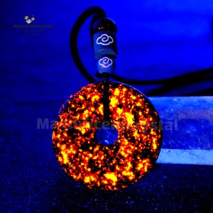 Collana con ciondolo a ciambella in Yooperlite naturale, pietra reattiva ai raggi UV che si illumina al buio, regalo di Natale e Halloween, regalo di compleanno per lei/lui.