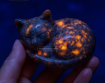 Natural Emberlite Yooperlite Flame Cat Sculpture, Fluorescent Sodalite UV Reactive Healing Stone, Crystal Animal Carving, Home Decor Gifts