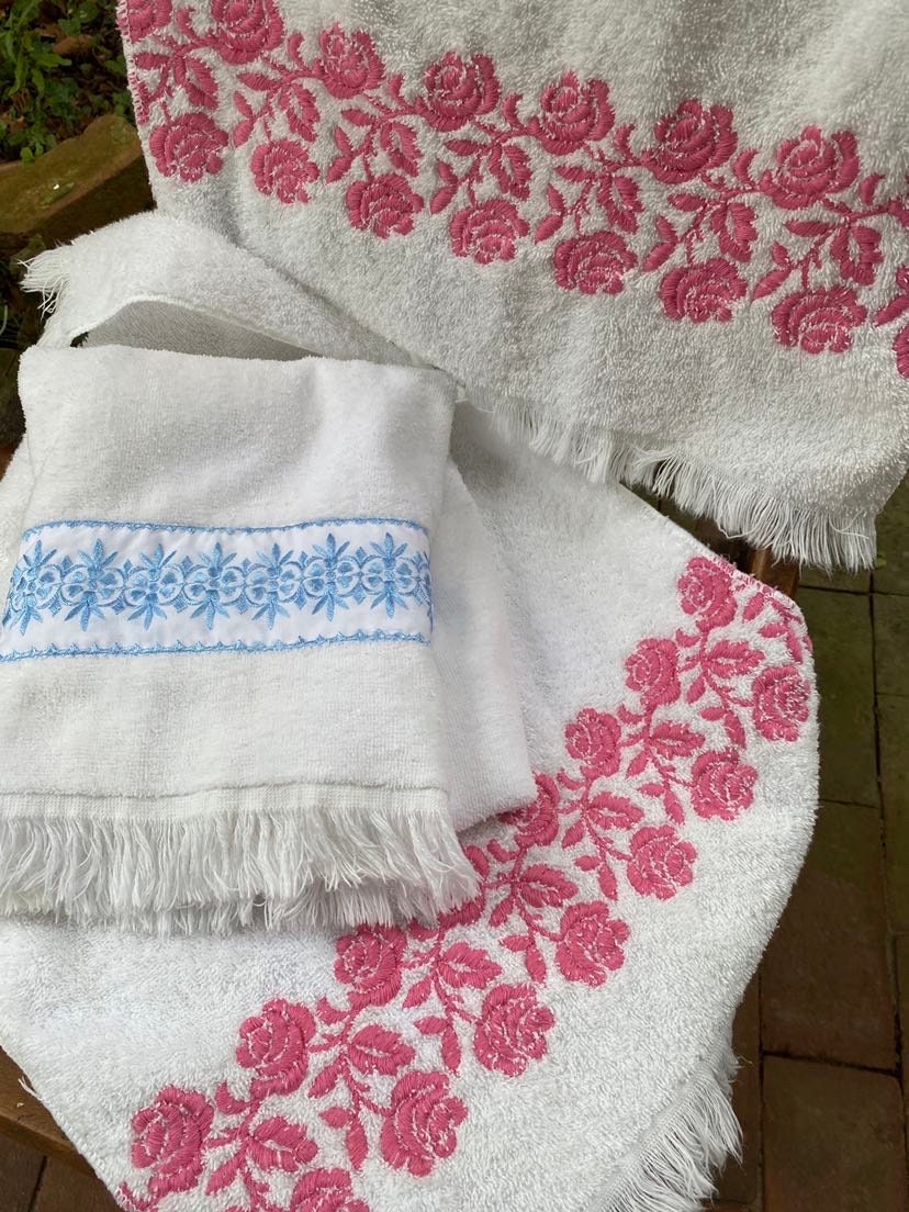 Cannon, Bath, 2 New Cannon Bath Towels 96s Pink Roses Blue Butterflies  Cottage Chic Rare