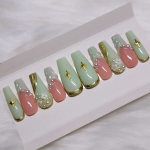 Mintgrün, Perlen, und weiße Blumen mit Goldakzent Sarg Aufpressnägel | Luxxbyeshh