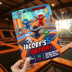 Pode incluir: Um convite de aniversário com ninjas de desenho animado pulando em trampolins. O convite diz "Junte-se a nós para celebrar!" e anuncia "5º Aniversário de Jacoby" com a data e informações de RSVP.