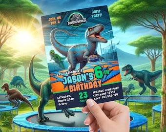 Może przedstawiać: Niebieskie zaproszenie na przyjęcie urodzinowe w stylu Jurassic World z dinozaurem skaczącym na trampolinie. Zaproszenie zawiera napis "Let's Celebrate Jason's 6th Birthday" i zawiera informacje o przyjęciu, w tym datę, godzinę i miejsce.