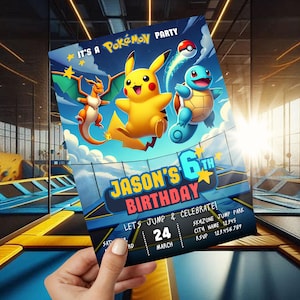 Pode incluir: Um convite de aniversário de Pokémon azul e amarelo com um cenário de parque de trampolins. O convite apresenta Pikachu, Squirtle e Charizard. O texto diz "É uma festa de Pokémon", "O 6º aniversário de Jason", "Vamos pular e celebrar!" e inclui a data, o local e as informações de RSVP.