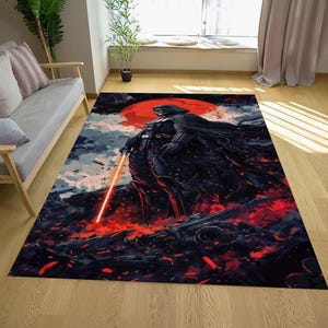 Può includere: Tappeto rettangolare con una suggestiva illustrazione di un personaggio in abito nero con una spada laser rossa, sullo sfondo di un sole rosso e di un paesaggio oscuro e infuocato. Il tappeto ha una combinazione di colori nero, rosso e grigio.