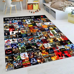 Può includere: Un tappeto rettangolare con bordo nero, che mostra un collage di copertine di giochi per PlayStation 2. Il tappeto presenta la scritta "PlayStation 2" in bianco. Le copertine dei giochi sono colorate e varie.