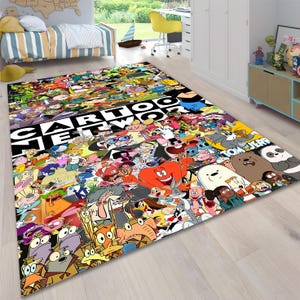 Peut inclure: Un tapis rectangulaire Cartoon Network avec un collage de personnages de dessins animés aux couleurs vives. Le tapis porte l'inscription "CARTOON NETWORK" en blanc. Le design comprend des personnages de diverses émissions animées.