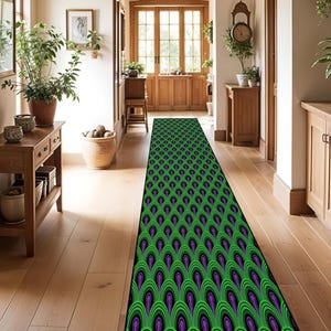 Può includere: Un tappeto da corridoio verde e viola con un motivo ripetitivo di archi sovrapposti. Il tappeto è disposto in un corridoio con pavimento in legno e una porta in legno.