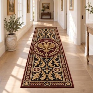Puede incluir: Una alfombra de pasillo rectangular larga con un fondo rojo oscuro y negro, que presenta intrincados patrones de hojas de acanto doradas y un medallón circular central con un emblema de águila bicéfala coronado por una pequeña corona.