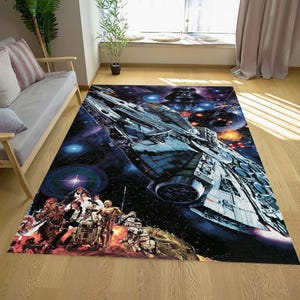 Puede incluir: Alfombra rectangular con una escena de batalla espacial con una nave espacial y personajes. La alfombra tiene un fondo espacial azul oscuro y púrpura con una gran nave espacial en el centro. Los personajes están en la parte inferior izquierda.