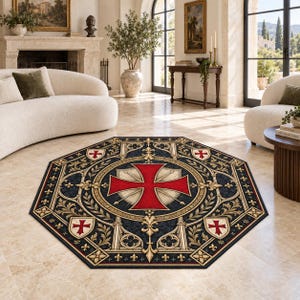 Puede incluir: Una alfombra octogonal que presenta un emblema de cruz roja central sobre un fondo azul oscuro con filigranas doradas, motivos de flor de lis y cuatro iconos más pequeños en forma de escudo, cada uno con una cruz roja, dispuestos simétricamente.