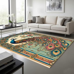 Könnte beinhalten: Rechteckiger Teppich mit einem Pfauendesign. Der Teppich zeigt einen Pfau mit blauen, türkisfarbenen, orangefarbenen und rosa Federn. Der Hintergrund ist cremefarben mit türkisfarbenen Streifen und floralen Akzenten. Der Teppich befindet sich in einem Wohnzimmer.