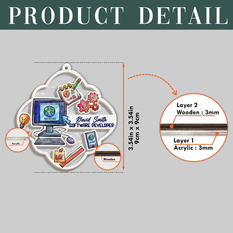 Op de afbeelding: Een decoratief acryl en houten ornament met een computer, notitieblok, tandwielen en andere pictogrammen die gerelateerd zijn aan softwareontwikkeling. Het ornament is 9 cm x 9 cm en is voorzien van het label "David Smith SOFTWARE DEVELOPER".