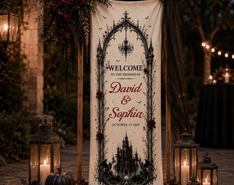 Puede incluir: Un estandarte de boda vertical de tela color hueso con una ilustración de arco gótico negro, una lámpara de araña y la silueta de un castillo. El texto dice: WELCOME TO THE WEDDING OF David & Sophia OCTOBER 15, 2026, decorado con rosas rojo oscuro.