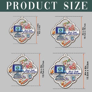 Op de afbeelding: Vier decoratieve ornamenten met computer- en softwaregerelateerde afbeeldingen. Elk ornament heeft een andere grootte, vari&euml;rend van 9 cm tot 15,2 cm hoog. De tekst "David Smith SOFTWARE DEVELOPER" is inbegrepen.