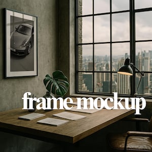 Könnte beinhalten: Ein gerahmtes Schwarz-Weiß-Foto eines Autos hängt an einer Betonwand. Ein Holztisch mit Papieren steht vor einem großen Fenster mit Blick auf eine Skyline. Der Text "frame mockup" ist auf dem Tisch zu sehen.