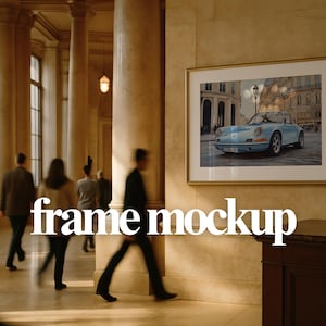 Puede incluir: Una impresión enmarcada con un coche clásico azul claro en un entorno urbano europeo. El marco dorado está montado en una pared en un edificio con columnas y personas que pasan. Se muestra el texto "frame mockup".