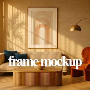 Op de afbeelding: Een woonkamer met een beige bank, teal kussens en een oranje fauteuil. Een houten salontafel staat voor de bank. Een ingelijst kunstwerk met een abstract ontwerp hangt aan de muur. De tekst "frame mockup" is zichtbaar.
