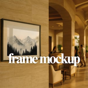 Peut inclure: Un cadre noir contenant une impression d'art représentant un paysage de montagne en noir et blanc avec des arbres. Le texte "frame mockup" est superposé. L'ensemble est accroché sur un mur clair.