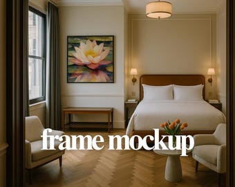 Peut inclure: Intérieur de chambre avec une grande œuvre d'art encadrée d'une fleur de lotus au-dessus d'un lit avec des draps blancs. La pièce présente une palette de couleurs neutres, un banc en bois et une petite table d'appoint avec un vase de tulipes oranges.