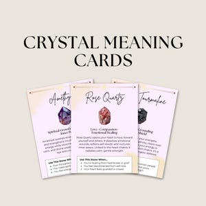 Puede incluir: Tres tarjetas de significado de cristales con amatista, cuarzo rosa y turmalina. Las tarjetas tienen un fondo suave y neutro con una escritura elegante e imágenes de los cristales. Cada tarjeta describe las propiedades y usos del cristal.