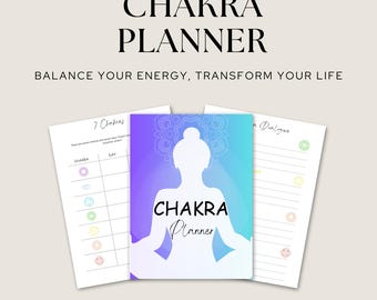 以下が含まれることがあります： 「CHAKRA PLANNER」と「BALANCE YOUR ENERGY, TRANSFORM YOUR LIFE」の文字が入ったチャクラプランナー。表紙にはヨガのポーズをとる人のシルエットが描かれています。開いた2ページにはチャクラ図と罫線ページが表示されています。