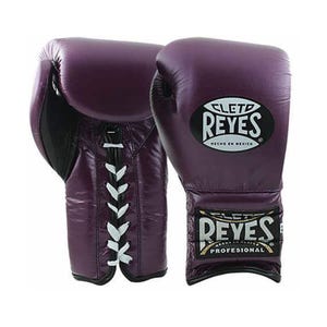 Op de afbeelding: Een paar paarse leren bokshandschoenen met witte veters. De handschoenen hebben de tekst "Cleto Reyes" en "Hecho en Mexico" op de ene handschoen en "Cleto Reyes Professional" op de andere.