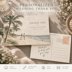 Puede incluir: Una tarjeta de agradecimiento de boda de dos caras con una escena de playa, palmeras y una pareja caminando por la arena. El frente muestra el texto THANK YOU, LINDSAY & MATTHEW, JULY 18, 2026. El reverso incluye un sello con una concha.