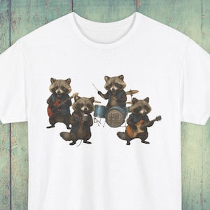 Koszulka z zespołem Raccoon, koszulka z rockowym szopem, wyjątkowa koszulka ze zwierzęciem, gitarzysta z szopem, perkusista z szopem, fajna koszulka z szopem, krótki rękaw, codzienne noszenie, zabawna, koszulka z grafiką zwierzęcą, swobodna, prezent dla miłośników zwierząt, muzyk szop, prezent dla muzyka