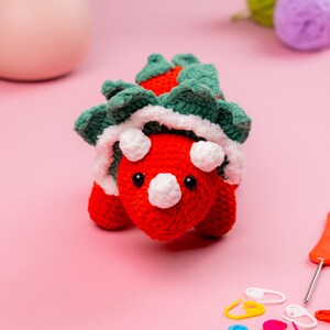 Drakfrukt Triceratops Virkmönster PDF, Söt Dinosaurie Amigurumi Plysch, Kawaii Tropisk Dinosaurieleksak, Virkat Drakmönster