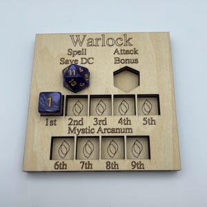 Könnte beinhalten: Ein quadratisches Warlock-Zauber-Tracker-Board aus hellem Holz mit eingraviertem Text und Aussparungen für Würfel. Das Board enthält Beschriftungen für Spell Save DC, Attack Bonus und Mystic Arcanum Stufen 1 bis 9, inklusive einem violetten 20-seitigen und einem 6-seitigen Würfel.
