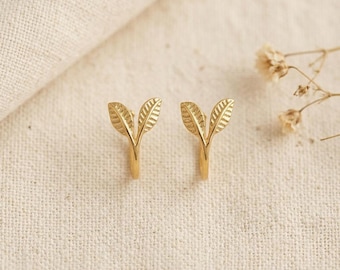 Delicati orecchini a cerchio aperti con foglia d'oro, orecchini botanici, gioielli botanici in argento sterling