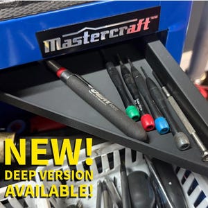 Può includere: Cassetto blu di una cassetta degli attrezzi Mastercraft con una selezione di cacciaviti. Il cassetto aperto rivela cacciaviti con manici colorati. Il testo nell'immagine recita "NEW! DEEP VERSION AVAILABLE!"