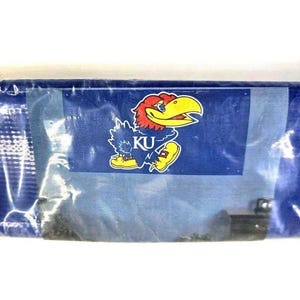 Vintage NOS Kansas Jayhawks 2 'x 4 College Glocke mit blauer Flagge Banner Yard