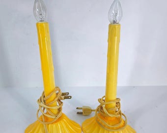 Juego de 2 lámparas de vela eléctricas de plástico amarillo vintage con cera goteando, estilo MCM navideño.