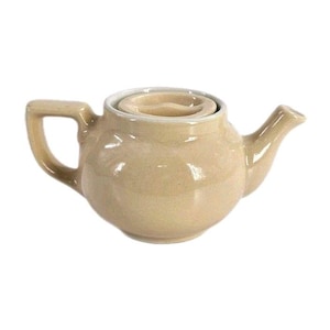 Könnte beinhalten: Eine beige Keramik-Teekanne mit passendem Deckel. Die Teekanne hat einen abgerundeten Körper, einen gebogenen Ausguss und einen Griff. Der Deckel sitzt bündig mit der Oberseite der Teekanne. Die Teekanne ist hellbraun und scheint glasiert zu sein.