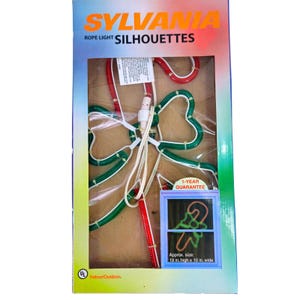 Pode incluir: Uma embalagem Sylvania Rope Light Silhouettes. A caixa apresenta luzes de corda vermelhas e verdes em forma de bengala doce e coração. A embalagem inclui uma garantia de 1 ano e indica um tamanho aproximado de 48 cm de altura por 25 cm de largura.