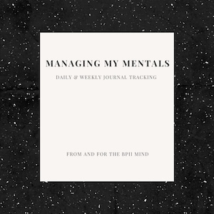 Könnte beinhalten: Ein Journal mit dem Text "MANAGING MY MENTALS" in einem weißen Rechteck vor einem gesprenkelten schwarzen Hintergrund. Das Journal enthält auch den Text "DAILY & WEEKLY JOURNAL TRACKING" und "FROM AND FOR THE BPII MIND".