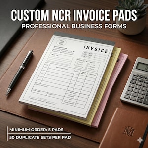 Puede incluir: Bloques de facturas NCR personalizados con el texto "Custom NCR Invoice Pads Professional Business Forms". Los bloques tienen papel blanco, amarillo y rosa. También se ven una calculadora, un bolígrafo y una pequeña suculenta.