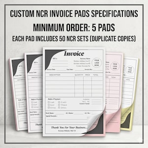 Puede incluir: Bloques de facturas NCR personalizados con especificaciones. La imagen muestra una pila de blocs de facturas con la palabra "Invoice" en la parte superior. Cada bloc incluye 50 juegos NCR (duplicados). El pedido mínimo es de 5 blocs. Los blocs tienen secciones para información comercial y detalles de pago.